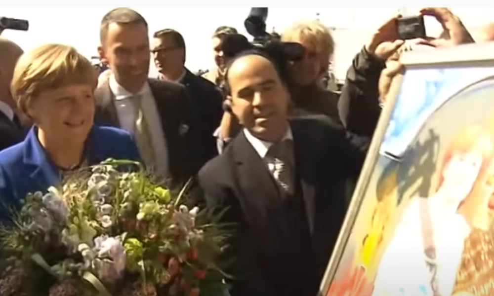 Έλληνας εστιάτορας στη Γερμανία λάτρης της Μέρκελ παρήγγειλε το κέρινο ομοίωμα της!